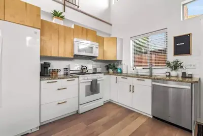 Image de Pullout Couch. Private. Spa Tub. Snack Basket. Tv