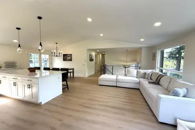 Image de Spacious 4-bedroom Upper unit Flat, SeaTac no fly zone, with WiFi, Ac