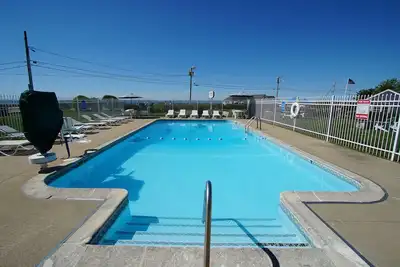 Image de Deluxe Studio Steps From Surf Drive