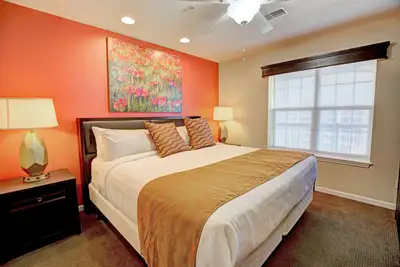 Image de 1br Suite w/ Kitchen & Balcony Access