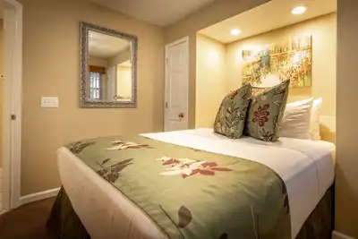 Image de Top-Floor 1br Condo w/ Balcony & Jetted Tub