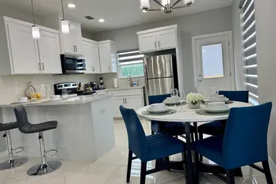 New Cozy & Spacious Apartment - Great location