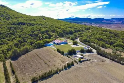 Image de Gîte Ivlia, villa rurale, offrant une expérience immersive au cœur de la nature.