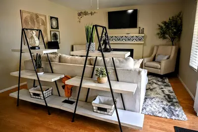 Image de The Palms on Kristal in Glendale – Spacious Getaway with Pool, Spa & Game Room