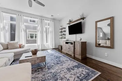 Image de 3br Downtown Houston Townhome | Private Rooftop