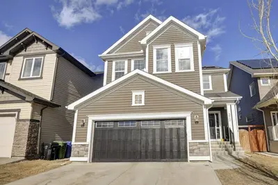 Image de Family size beautiful house. 5 minutes to Spruce Medows and C Train station