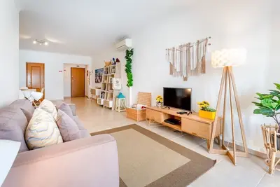 Image de T2 Tropical no Centro de Lagos by LovelyStay