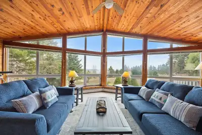 Image de Spectacular Ocean View/Spacious 3br/Firepit/Decks