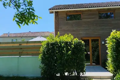 Image de Acacia, gîte cosy avec grande terrasse privative, piscine commune chauffée à 28°