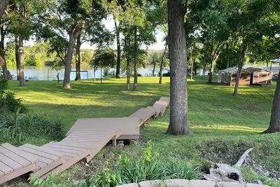 Cozy Up at the Bear’s Nest – Your Peaceful Retreat on the Brazos