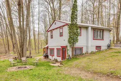 Image de Walk to Gray Lake: Cozy Pet-Friendly Cottage