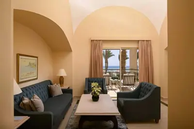 Image de Peaceful Poolside Retreat – Ideal for Family Beach Adventures