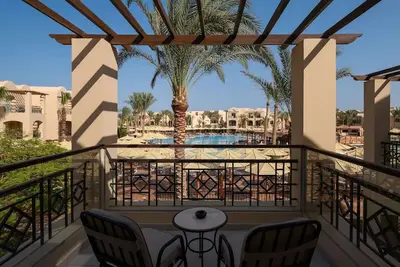 Image de Family Room w/ Tennis Court Access, Pool & Private Beach – Adventure Awaits