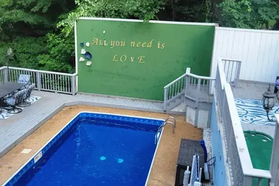 Image de Elegant Retreat With Heated Pool