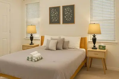 Image de Spacious 4b Mid-Century 2bth Oasis Family & Work Stay