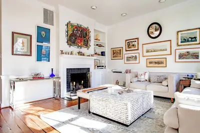 Image de Luxe Cameron House / Off King St / Est. 1870