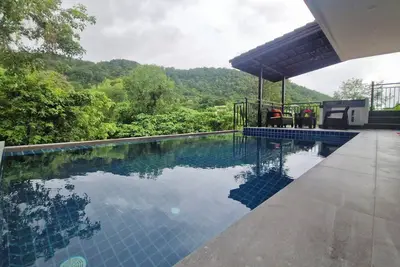 Image de Villa avec piscine privée et vue sur la vallée