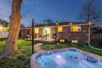 Image de Hot Tub | Game Room | Gym | Sleeps 12 - Near Denver & Boulder!