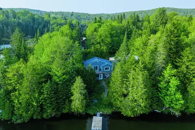 Image de Le Chalet Bleu, lakefront with spa