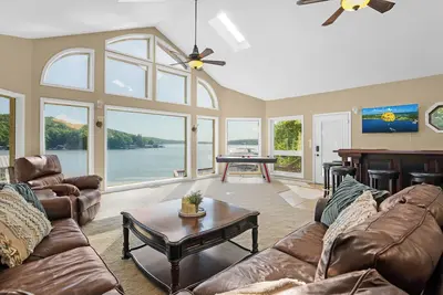 Image de Lakeside Paradise! Private Dock w/ Hot Tub!