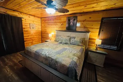 Image de Happy Tails is a cozy pet friendly cabin with beautiful views, fenced yard, Wifi