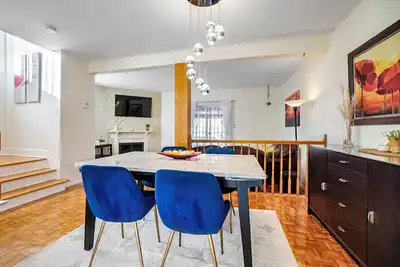 Image de Beautiful 4 bedroom house with cozy patio 10 minutes from Montreal!