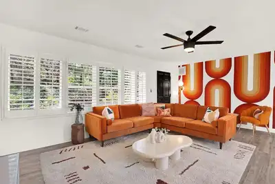 Image de Groovy Getaway: Hot Tub, Firepit, Games & Chill Vibes