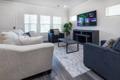 Image de Charming 2 story home in South Charlotte, featuring cozy and convenient spaces.