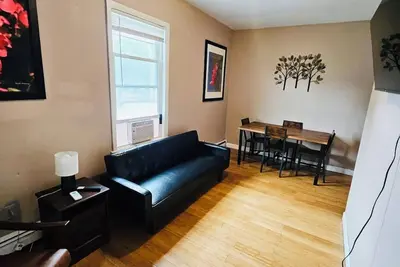 Image de Nice big apt near Whole Foods, Brown University