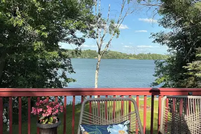 Image de Charming 3-bedroom cabin with WiFi, Ac in lovely Upper Turtle Lake.