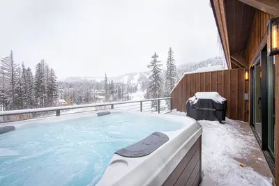 Image de New! Ski-In/Ski-Out townhome with hot tub and fireplaces