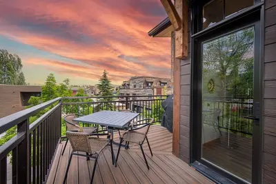 Image de New! Condo Downtown with rooftop patio, steam shower, mountain views