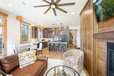 Image de New! Upscale Condo with rooftop patio, grill, mountain views