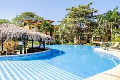 Image de 3rd floor condo w/ balcony pool view