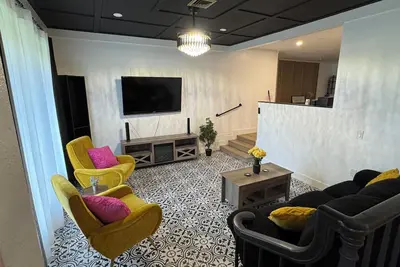 Image de Vintage Style 2-bedroom 2 bath house with Fenced Yard near The Village’s