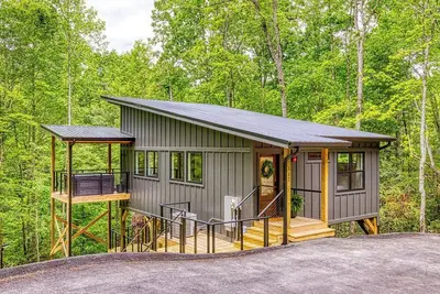 Forest Treehouse W/ Hot Tub, Games & Hammock Deck near Cades Cove in Townsend