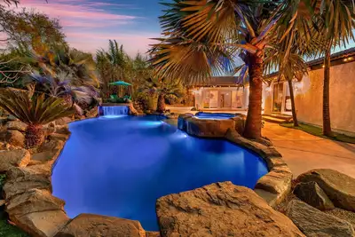Image de Tropical Luxury Oasis Pool Spa Waterfalls Grotto 8 Bedrooms!