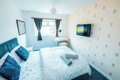 3-Bed City Retreat - Sleeps 7, Garden & Parking