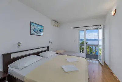 Image de Appartement de deux chambres avec le balcon et la vue sur le mer Brela, Makarska (A-24416-a)