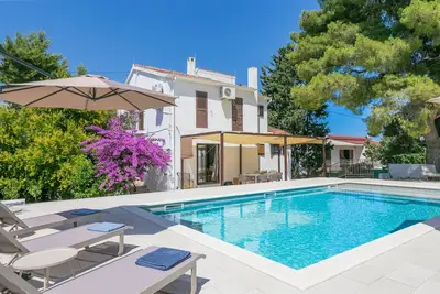 Image de Maison pour la famille près de la mer et avec la piscine Arbanija, Ciovo (K-24430)