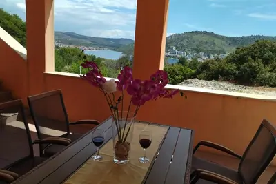 Image de Appartement de deux chambres avec la terrasse et la vue sur le mer Rogoznica (A-24546-a)