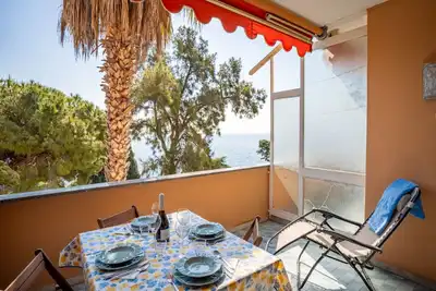 Image de Charming 65 sqm apartment, able to accommodate up to 4 people, located on the fourth floor of a building with a lift (Not suitable for disabled people). The property is located in a residential area of ​​Sanremo and enjoys a splendid sea view, in a we