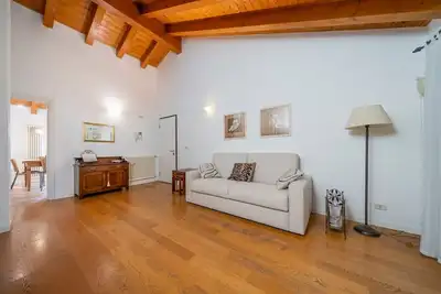 Image de Charming apartment of about 90 sqm, able to accommodate up to 6 people, located on the second floor of a building without a lift. The property is located within the walls of Palmanova, the famous fortress-city in the shape of a nine-pointed star, declared