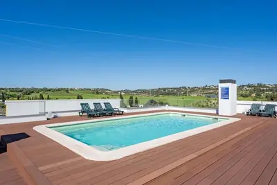 Image de Rooftop pool, balcony and Ac
