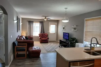 Image de Beautiful and cozy bi-level home in a serene and peaceful neighborhood.