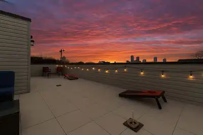 Image de ★ HostWise Stays ★  Vibrant Getaway - Skyline Rooftop Deck & Garage