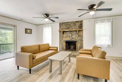 Image de 9 Mi to Dtwn Murphy: Secluded Tri-State Stay!