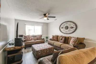 Image de 9 Mi to Moody Afb: Newly Updated Condo Near Dining