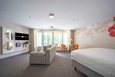 Image de Spacious Family Escape — Indoor Pool, Free Parking, and Onsite Fun Included