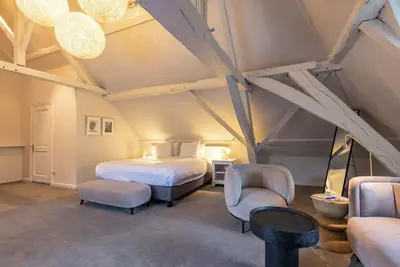 Comfortable Stay with Free parking and Onsite Dining! Near Kasteel D'Erp